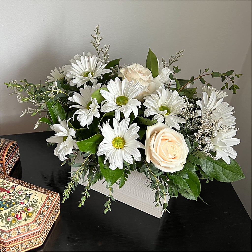 Fresh Linen Box Bouquet – WILL & DEE'S FLORIST, Florence AL